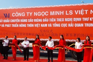 Thực hiện nghi thức xuất khẩu chính ngạch chuyến hàng sầu riêng đầu tiên từ Cần Thơ sang Trung Quốc.