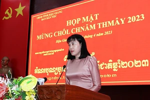 Phó Chủ tịch Ủy ban nhân dân tỉnh Hậu Giang Hồ Thu Ánh phát biểu tại buổi họp mặt.