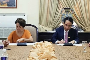 Thứ trưởng Y tế Cuba và Phó Chủ tịch tỉnh Quảng Bình ký biên bản hợp tác.