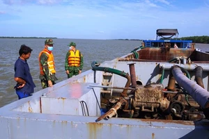 Bộ đội Biên phòng tỉnh Tiền Giang bắt một tàu khai thác cát trái phép trong khu vực biên giới biển. 