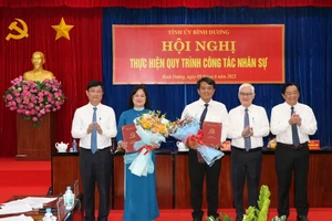 Thường trực Tỉnh ủy trao quyết định và tặng hoa chúc mừng đồng chí Bùi Thanh Nhân và đồng chí Nguyễn Thị Mỹ Hằng. 