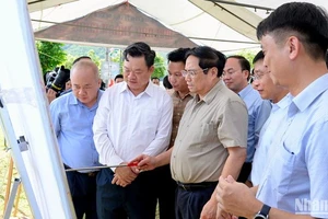 Thủ tướng Phạm Minh Chính thị sát địa điểm quy hoạch xây dựng tuyến cao tốc Chợ Mới - thành phố Bắc Kạn.
