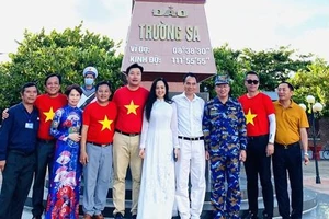 Doanh nhân Nguyễn Văn Tưởng ( thứ 4 từ bên trái sang) cùng Bí thư Tỉnh ủy Khánh Hòa Nguyễn Hải Ninh (thứ 3) từ bên trái sang thăm đảo Trường Sa