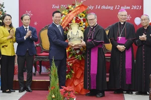 Chủ tịch nước Võ Văn Thưởng chúc mừng Tổng Giám mục Giuse Nguyễn Chí Linh, Tổng Giám mục Tổng Giáo phận Huế. (Ảnh: Minh Đức/TTXVN)