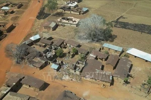 Nhiều ngôi nhà bị phá hủy trong loạt vụ tấn công vào ngôi làng ở bang Plateau, miền Trung Nigeria, ngày 27/12/2023. Ảnh minh họa: AFP/TTXVN