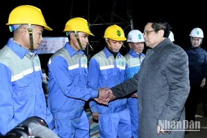 Thủ tướng Phạm Minh Chính thăm hỏi động viên công nhân thi công Dự án Đường dây 500kV Nam Định 1-Thanh Hóa ngày 27/1/2024.