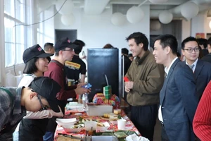 Đại sứ Đặng Hoàng Giang, Trưởng Phái đoàn Thường trực Việt Nam tại Liên hợp quốc tham quan các gian hàng tại Hội chợ. (Ảnh: Quang Huy/TTXVN)