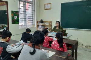 Cô giáo Phạm Thị Huyền giảng bài cho học sinh. Ảnh: Nhân vật cung cấp