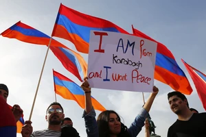 Người biểu tình giơ biểu ngữ đòi hòa bình cho Nagorno-Karabakh, vùng tranh chấp giữa hai nước láng giềng Armenia và Azerbaijan. Ảnh: CEPA