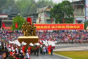 Lễ diễu binh, diễu hành kỷ niệm Chiến thắng Điện Biên Phủ. (Ảnh: Duy Linh)