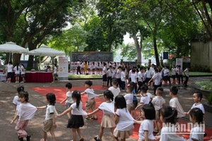 [Ảnh] Hàng nghìn học sinh thích thú trải nghiệm bức tranh panorama về “Chiến dịch Điện Biên Phủ” 