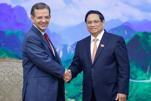 Thủ tướng Phạm Minh Chính và Trưởng đoàn Điều IV IMF Paulo Medas. (Ảnh: Trần Hải)