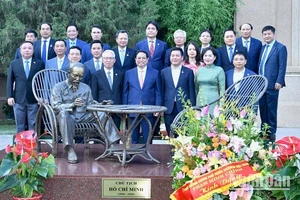 Thủ tướng Phạm Minh Chính thăm, nói chuyện với cán bộ, nhân viên Đại sứ quán, bà con cộng đồng người Việt Nam ở Trung Quốc 
