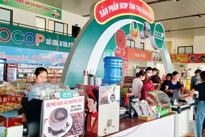 Hàng trăm sản phẩm OCOP được Sở Nông nghiệp và Phát triển nông thôn Nguyên Nguyên tổ chức để các chủ thể giới thiệu, bày bán tại Trạm dừng nghỉ Hải Đăng bên cao tốc Hà Nội-Thái Nguyên.