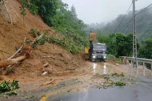 Khắc phục sạt lở trên tuyến Quốc lộ 3B từ thành phố Bắc Kạn đi Chợ Đồn. (Ảnh: TUẤN SƠN).