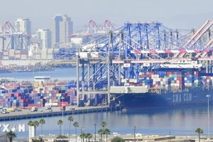 Hoạt động tại cảng hàng hóa Long Beach ở California, Mỹ. (Ảnh: AFP/TTXVN)