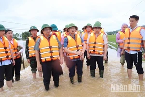 Thủ tướng Phạm Minh Chính thị sát tình hình nước lũ sông Cầu đang tràn bờ khu vực cầu Đá, thôn Hạ Lát, gây ngập lụt cánh đồng xã Tiên Sơn.