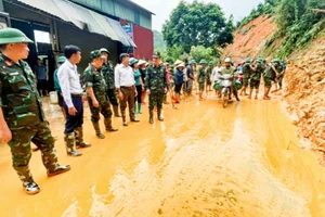 Cán bộ, chiến sĩ Sư đoàn 346 Quân khu I và nhân dân khắc phục sạt lở đường giao thông tại xã Kim Phượng, huyện Định Hóa, tỉnh Thái Nguyên.