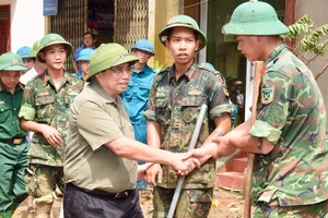 Thủ tướng Phạm Minh Chính thăm hỏi, động viên lực lượng quân đội đang tham gia dọn dẹp vệ sinh môi trường, giúp nhân dân thành phố Yên Bái khắc phục hậu quả bão số 3.