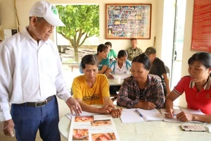 Lớp dạy nghề chăn nuôi gia súc, gia cầm dành cho hộ nghèo, cận nghèo được mở tại xã Yên Mỹ (Lạng Giang).