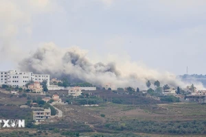 Khói bốc lên sau một vụ không kích ở Palestine. (Nguồn: AFP/TTXVN)