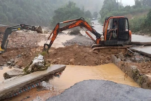 Phương tiện xe, máy tập trung xử lý điểm sạt, lở để sớm bảo đảm an toàn lưu thông đoạn qua Km25+700, đường tỉnh 571.