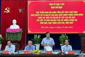 Đồng chí Huỳnh Quốc Việt, Ủy viên dự khuyết Trung ương Đảng, Phó Bí thư Thường trực Tỉnh ủy Bạc Liêu, phát biểu ý kiến tại cuộc họp. Ảnh: TRỌNG DUY