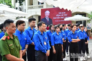 Đoàn viên, thanh niên xã Đông Hội tham quan Triển lãm ảnh “Tổng Bí thư Nguyễn Phú Trọng”