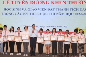 Lãnh đạo thành phố Ninh Bình khen thưởng học sinh giỏi năm học 2022-2023. (Ảnh: MINH QUANG)