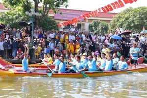 Hàng nghìn người dân tham gia cổ vũ hội thi bơi chải huyện Kim Sơn năm 2023, tổ chức trong ngày 2/9. (Ảnh: XUÂN TRƯỜNG)