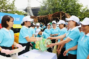 Hội viên phụ nữ tích cực tham gia đổi rác thải lấy quà tại Chương trình "Phiên chợ xanh-bảo vệ môi trường nông thôn" tổ chức tại Khu du lịch Tam Cốc. (Ảnh: ĐỨC LAM)