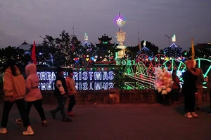 Khu vực Nhà thờ Đá Phát Diệm (Kim Sơn, Ninh Bình) lung linh đón Giáng sinh. (Ảnh: VŨ ĐỨC PHƯƠNG)