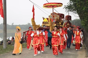 Nhân dân địa phương rước kiệu tại Lễ hội truyền thống Động Hoa Lư. (Ảnh: NGỌC LÊ)