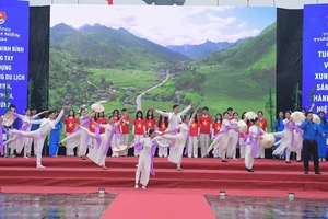 Chương trình văn nghệ sôi động của tuổi trẻ Ninh Bình tại Lễ khởi động Tháng Thanh niên năm 2024. Ảnh: NGỌC HÀ
