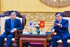 Đồng chí Bí thư Tỉnh ủy Ninh Bình Đoàn Minh Huấn trao đổi cùng Đại sứ đặc mệnh toàn quyền Đại Hàn Dân Quốc tại Việt Nam Choi Youngsam. (Ảnh: XUÂN TRƯỜNG)