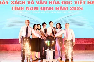 Các đại biểu bấm nút khai mạc Ngày Sách và Văn hóa đọc Việt Nam tỉnh Nam Định năm 2024. (Ảnh: XUÂN TRƯỜNG)