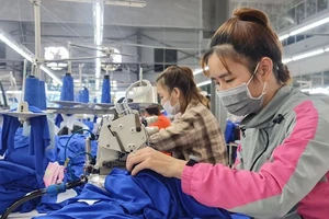 Công nhân làm việc trong dây chuyền sản xuất của Nhà máy may Sông Hồng (thuộc Công ty cổ phần may Sông Hồng) tại xã Nghĩa Thái, huyện Nghĩa Hưng, tỉnh Nam Định. (Ảnh: TRẦN KHÁNH)