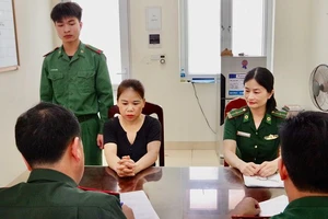 Cán bộ Bộ đội Biên phòng tỉnh Nam Định làm việc với đối tượng Nguyễn Thị Hằng (áo đen).