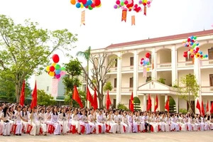 Học sinh Trường trung học phổ thông Trần Hưng Đạo, thành phố Nam Định, tỉnh Nam Định.