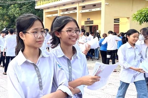 Thí sinh tỉnh Nam Định tham dự kỳ thi tuyển sinh lớp 10 trung học phổ thông công lập hệ không chuyên với tâm trạng phấn khởi.