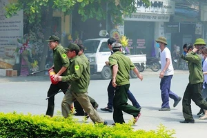 Lực lượng bảo vệ dân phố tham gia diễn tập phòng cháy, chữa cháy và cứu nạn, cứu hộ trên địa bàn thành phố Nam Định (tỉnh Nam Định).