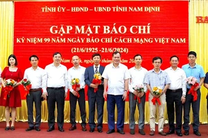 Các đồng chí lãnh đạo tỉnh Nam Định chúc mừng cán bộ, phóng viên các cơ quan báo chí Trung ương thường trú, hoạt động trên địa bàn tỉnh nhân kỷ niệm 99 năm Ngày Báo chí cách mạng Việt Nam (21/6/1925-21/6/2024).