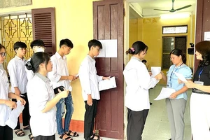 Thí sinh làm thủ tục vào phòng thi tại Hội đồng thi Trường Trung học phổ thông Nam Trực, huyện Nam Trực (Nam Định). 