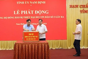 Các đồng chí lãnh đạo Tỉnh ủy Nam Định quyên góp, ủng hộ đồng bào vùng bị thiệt hại do bão số 3.