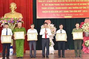 Nhiều tập thể, cá nhân có thành tích tiêu biểu trong phong trào toàn dân bảo vệ an ninh Tổ quốc trong các cơ quan, doanh nghiệp, nhà trường ở tỉnh Nam Định được tuyên dương, khen thưởng.