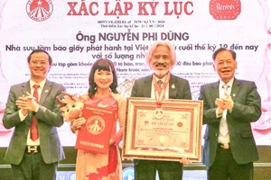 Ông Nguyễn Phi Dũng nhận chứng nhận xác lập kỷ lục nhà sưu tầm báo giấy từ đại diện Tổ chức kỷ lục Việt Nam.