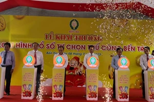 Lãnh đạo tham dự lễ khai trương loại hình xổ số tự chọn thủ công.