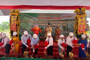 Đại biểu dự lễ thực hiện nghi thức khởi công xây dựng hạ tầng Khu công nghiệp Phú Thuận.