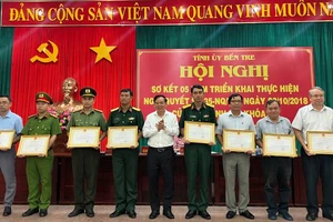 Chủ tịch Ủy ban Nhân dân tỉnh Bến Tre trao bằng khen cho các cá nhân đạt thành tích xuất sắc.