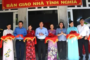 Lãnh đạo Ban Tuyên giáo Trung ương và Tỉnh ủy Bến Tre bàn giao nhà tình nghĩa cho gia đình chính sách.